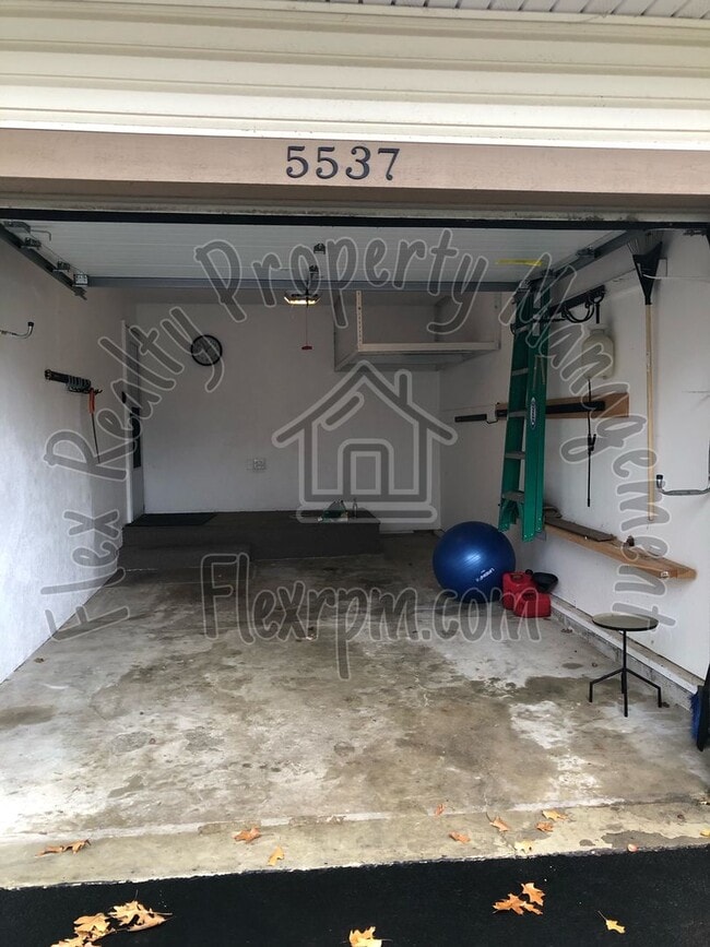 Building Photo - Beautiful 2 Bed Condo....Half off 1st mont...
