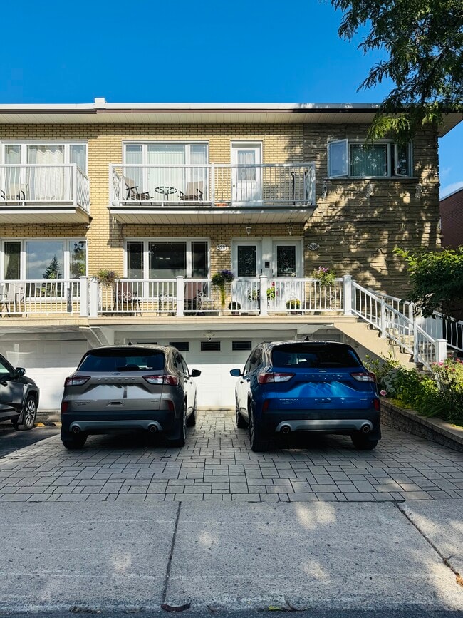 2 outdoor parking spots - 5287 Rue De Lamotte