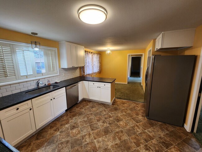 Foto del edificio - Large 3 bedroom home!