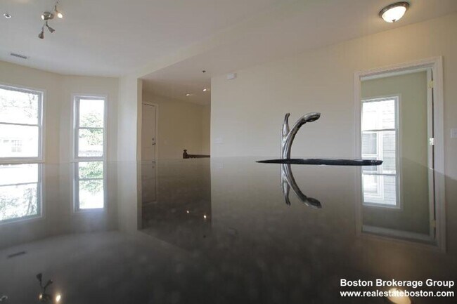 Building Photo - Spacious 4 Bedroom Just Minutes From The G...