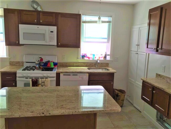 Building Photo - Providence/Smith Hill – Two bed First Floo...
