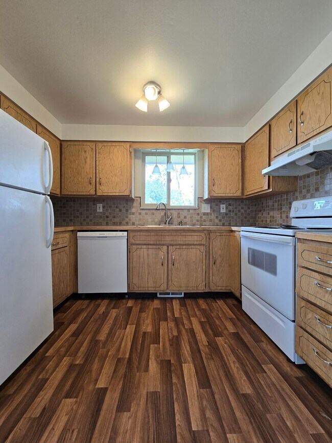 Foto del edificio - Duplex in Country setting! New paint and Flooring!