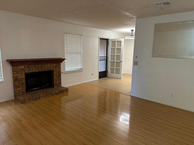 Foto del edificio - 5576 W Rochelle Ave.