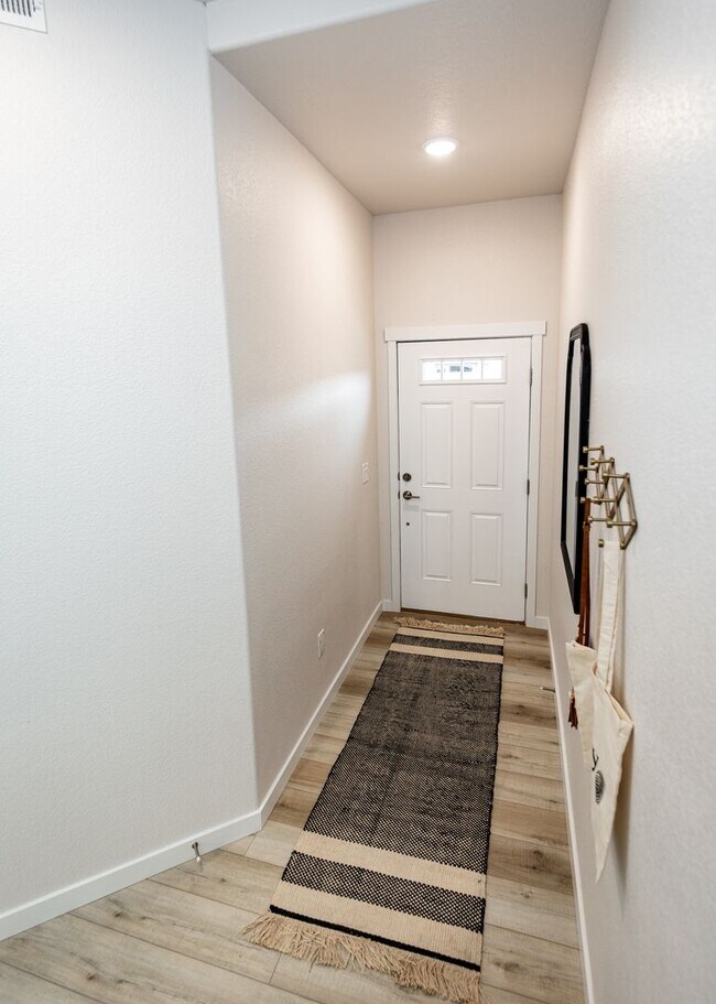 Foto del edificio - Gorgeous Views End Unit 3 Bed Townhome nex...