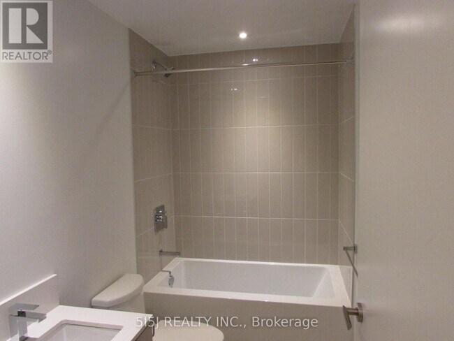 Photo du bâtiment - 3883-3883 Quartz Rd