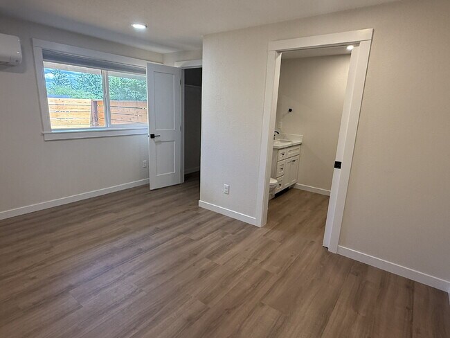 Building Photo - Charming 1-Bed Retreat in Kent: Cozy 460 Sq Ft Unit with Full Bath!