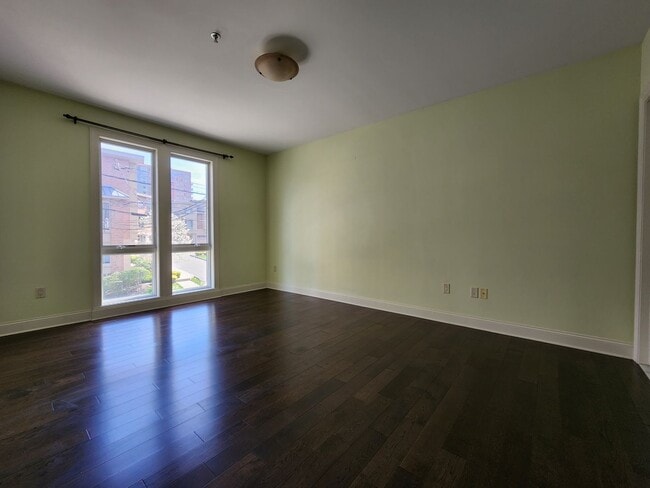 Building Photo - "Must See" Open Concept 2 Bedroom Apartment