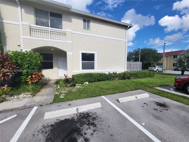 Foto del edificio - 820 NE 212th Terrace