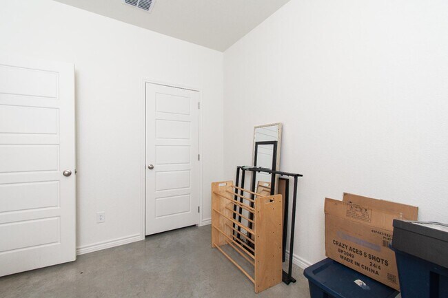 Building Photo - 624 Pacific Crest Trl