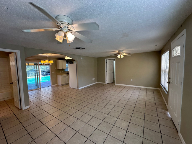 Building Photo - Beautiful 3 Bedrooms 1.5 baths Single Fami...