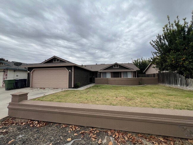 Building Photo - 4-bedroom single story home in Turlock!