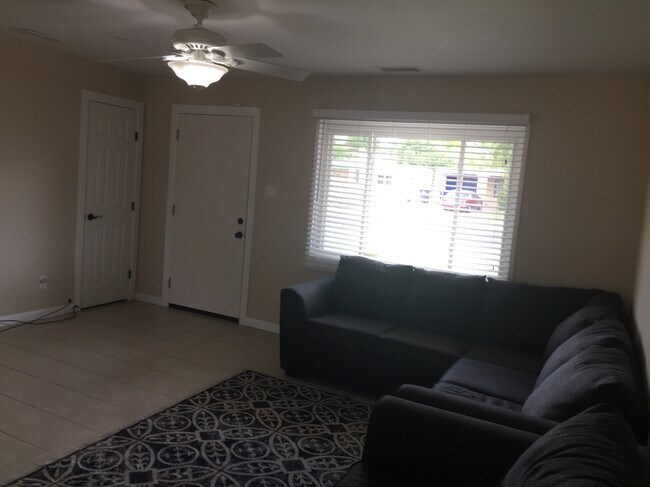 Building Photo - 709 Palomas Dr NE