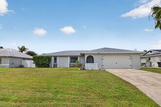 Building Photo - 825 SE Starflower Ave