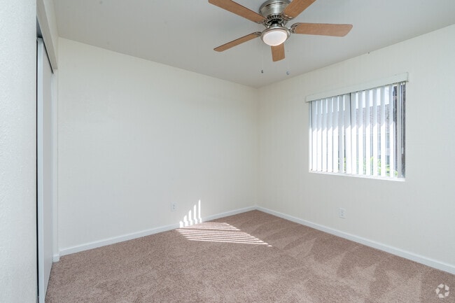 2 habitaciones, 1 baño - 700 pies cuadrados - Dormitorio principal - Eucalyptus Apartments