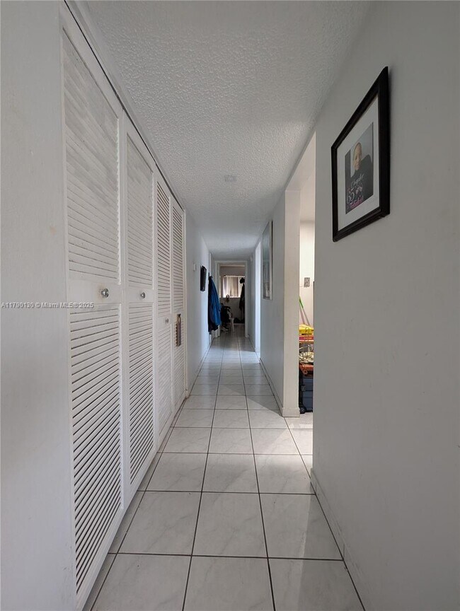Foto del edificio - 19080 NE 3rd Ct