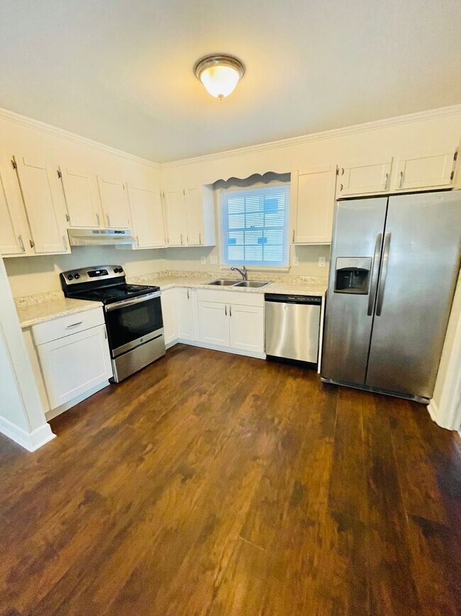Building Photo - 3 bed 1.5 bath ranch style house * Special *