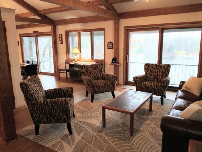 Foto del edificio - 402 Forest Beach Rd