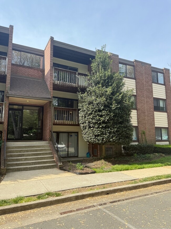 Building Photo - 3930-10305 Pender Dr