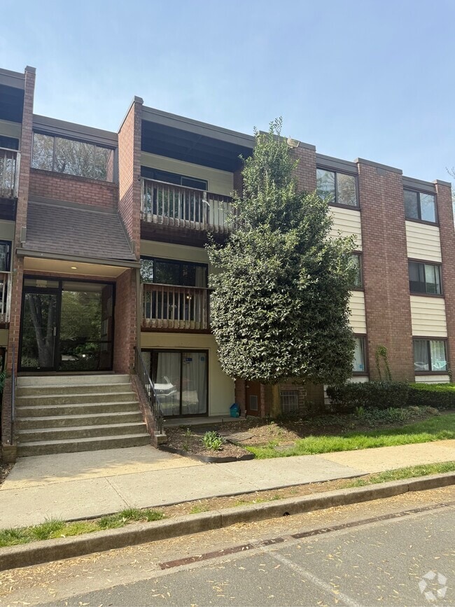 Building Photo - 3930-10305 Pender Dr