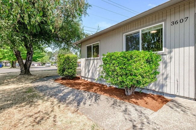 Building Photo - 3609 White Oak Ct NE