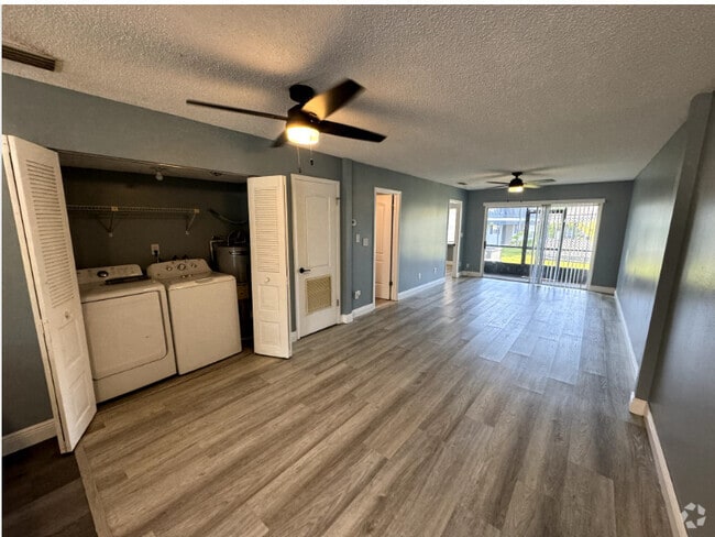 Building Photo - 313 Dirksen Dr