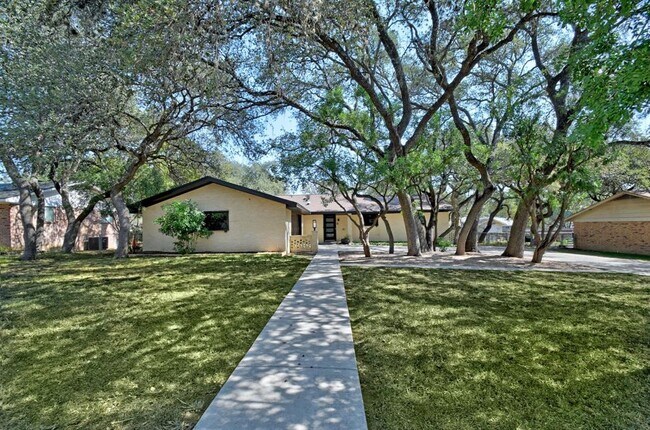 Foto del edificio - 922 Twin Oaks Dr