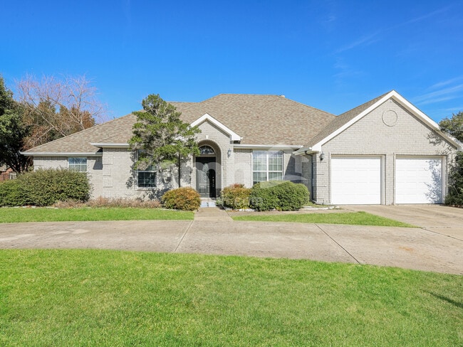 Building Photo - 208 Lakewood Trail