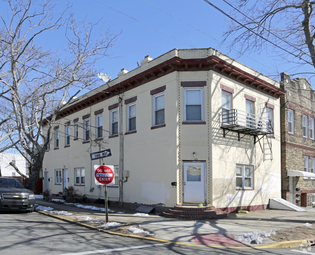 Primary Photo - 1039 Fanny St
