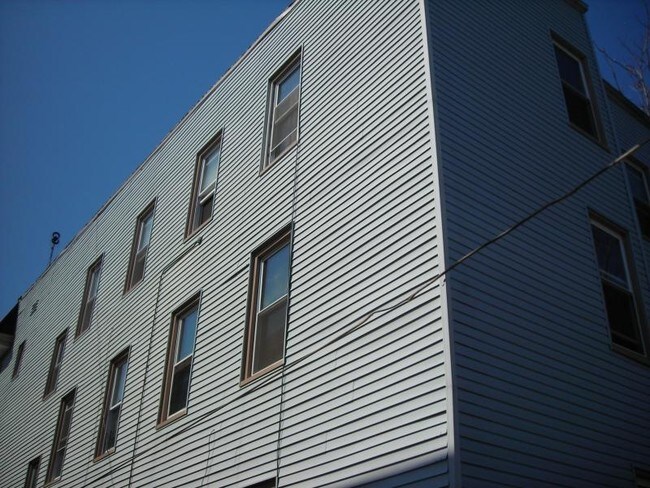 Building Photo - 439-441 Hawthorne Ave