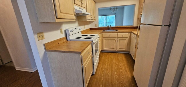 Building Photo - 7879 Willow Spring Dr