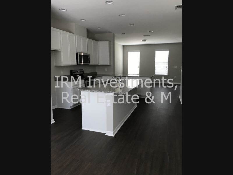 Foto del edificio - 3 bed 2.5 bath Townhome w 2 car garage