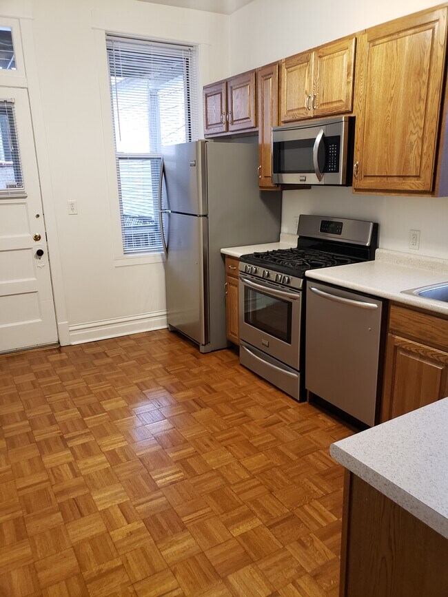 Kitchen - 1452 W Barry Ave