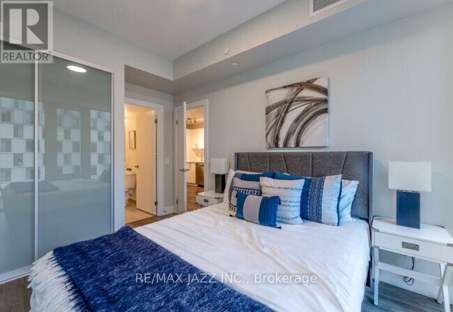 Building Photo - 80 Bond St E