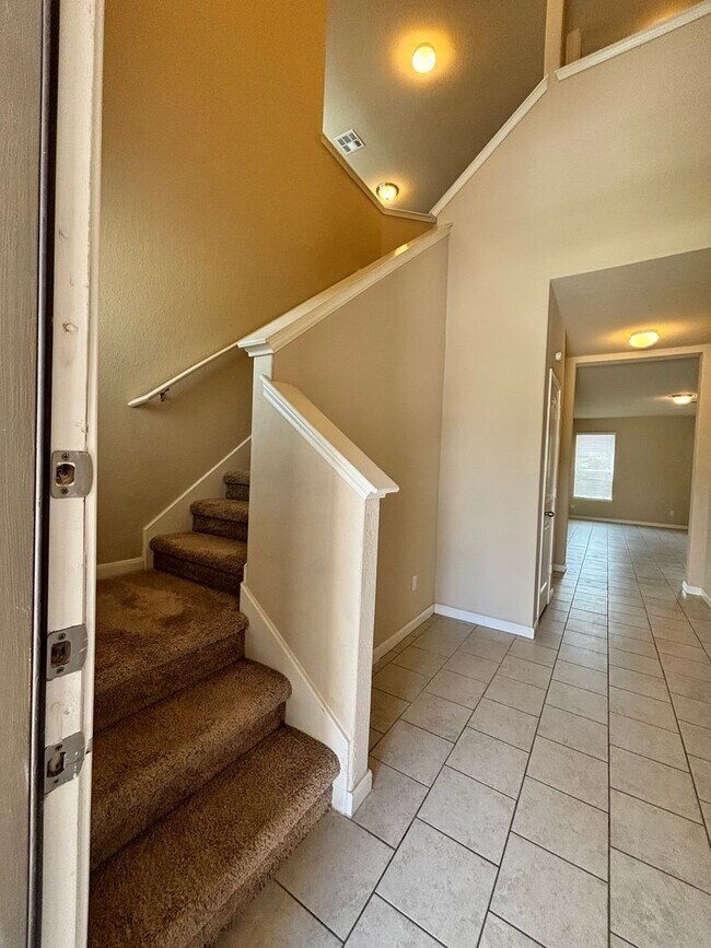 Building Photo - Beautiful Modern Home with Spacious Backya...