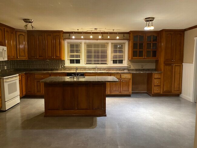 Building Photo - 3336 Hilham Rd