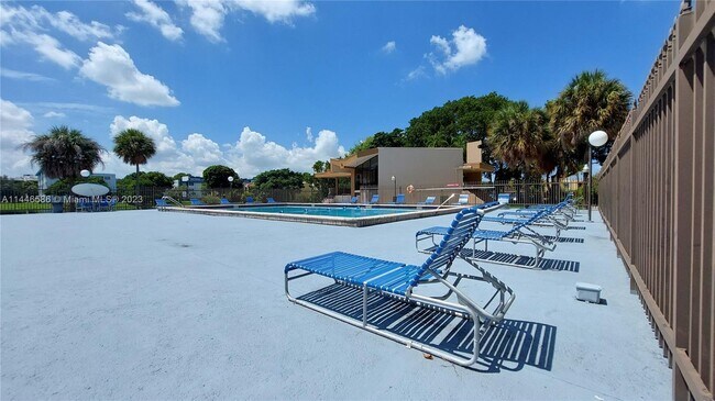 Building Photo - 8895 Fontainebleau Blvd
