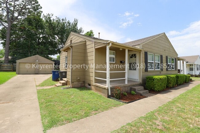 Building Photo - Gorgeous duplex unit on large lot with garage -- NO PETS ALLOWED