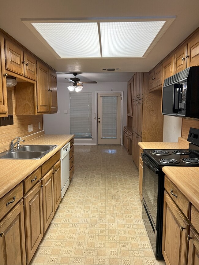Building Photo - 4010 Garden Park Dr
