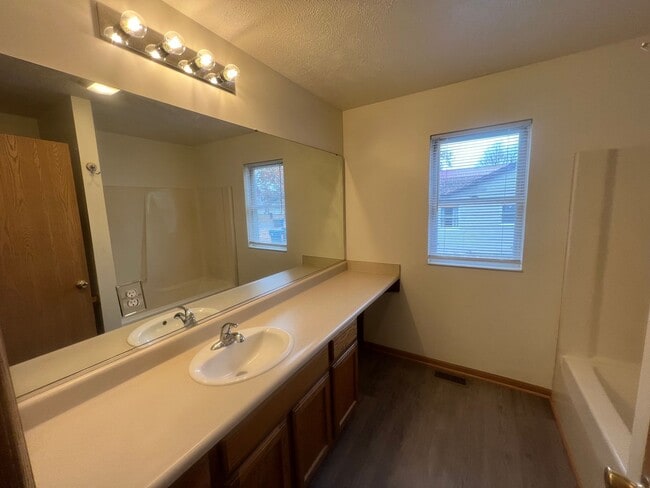 Foto del edificio - Beautiful 3-Bedroom Single Family Home in ...