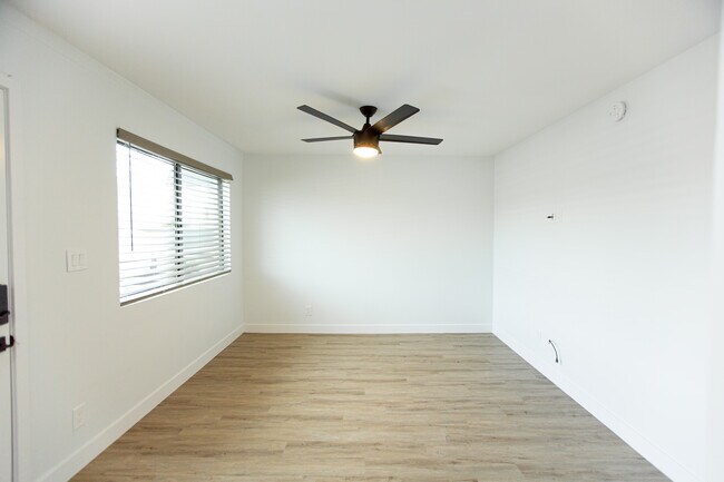 Living - 3133 E Fairmount Ave