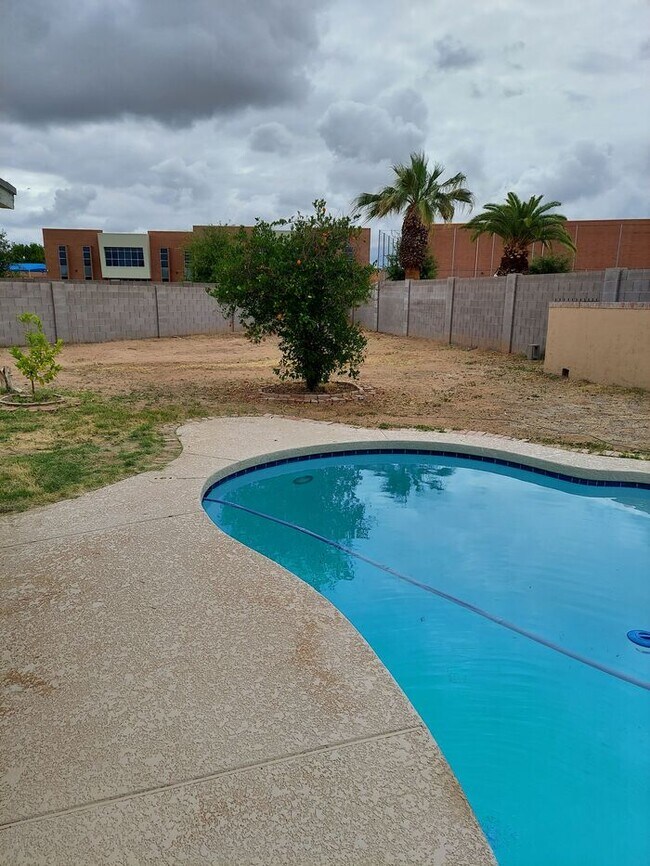 Building Photo - 2 bedroom, 1 bath with pool