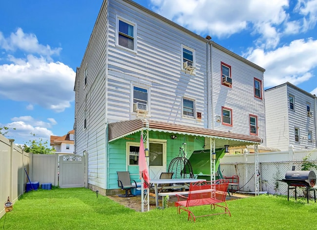 Building Photo - 5-36 B 72 St