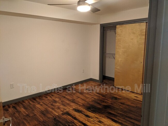 Building Photo - 1101 Hawthorne Ln