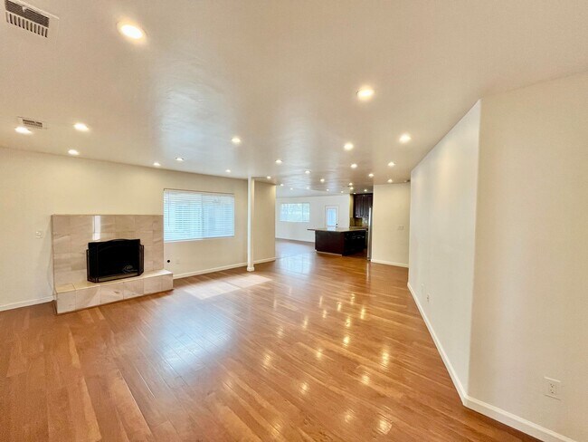 Foto del edificio - 4BR/3BA Large House - Single Story, No Carpet, AC, Washer/Dryer in Unit, Small Yard, 2 Car Garage...