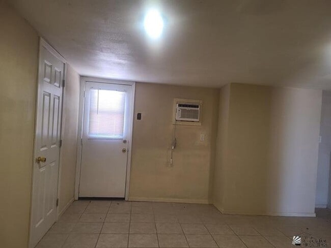 Building Photo - 600 W 20th Pl