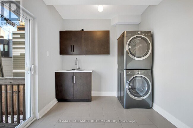 Building Photo - 65 Pinhey St