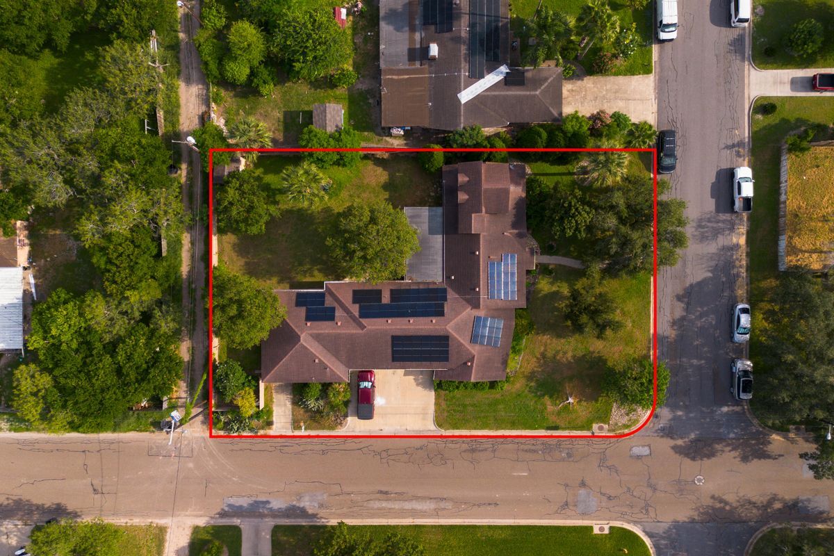Primary Photo - 1635 Sam Houston Dr