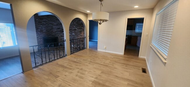 Foto del edificio - Beautiful 3 Bedroom 2 Bathroom Duplex in Desirable Greenhaven/Pocket Neighborhood