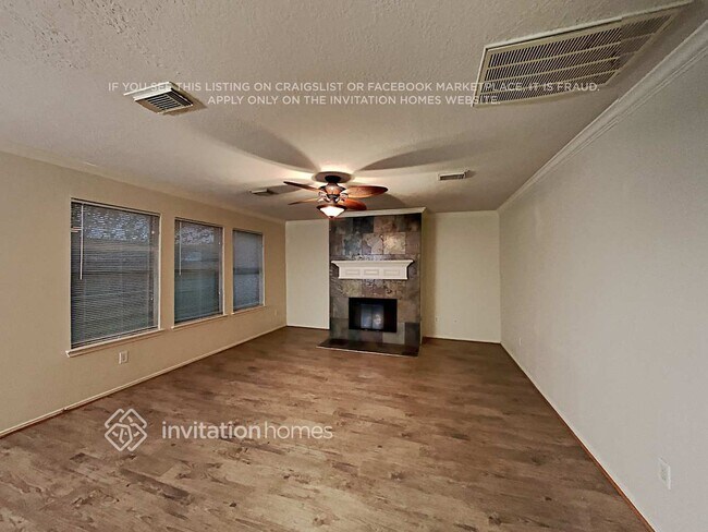 Foto del edificio - 9818 Golden Prairie Ln