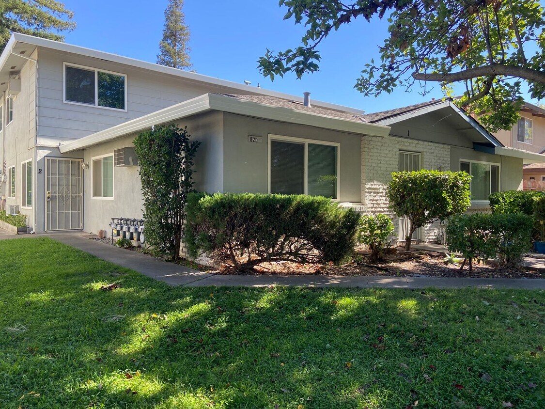 Primary Photo - 4-Plex Centrally located - 2bdrm, 1 bath.